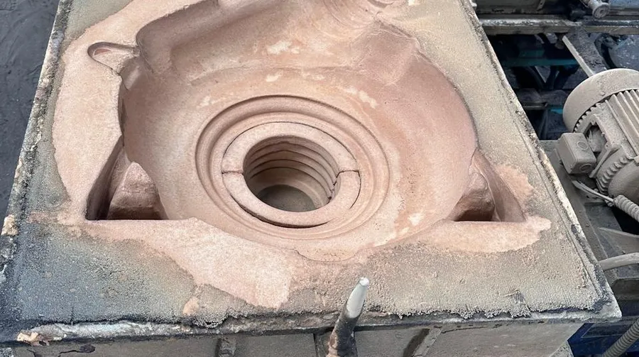 Molde de areia com resina de cura a frio pronto para receber o metal