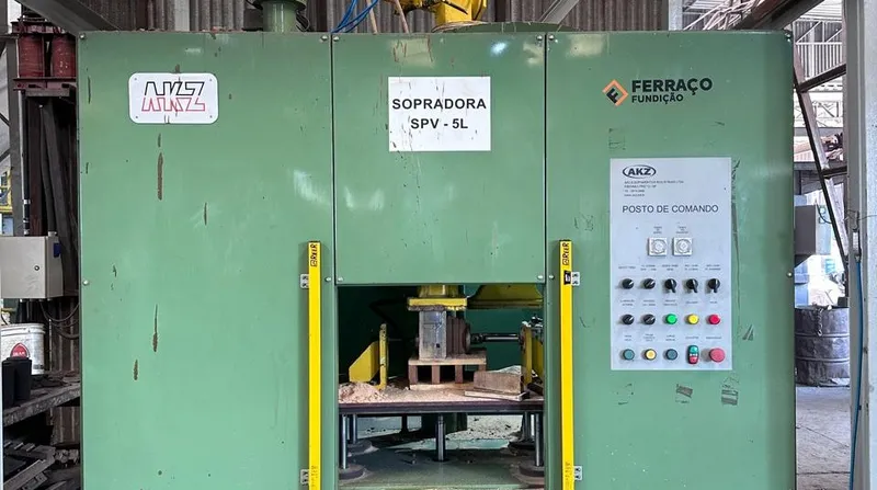 Sopradora cold box com o quadro de instruções de trabalho ao lado